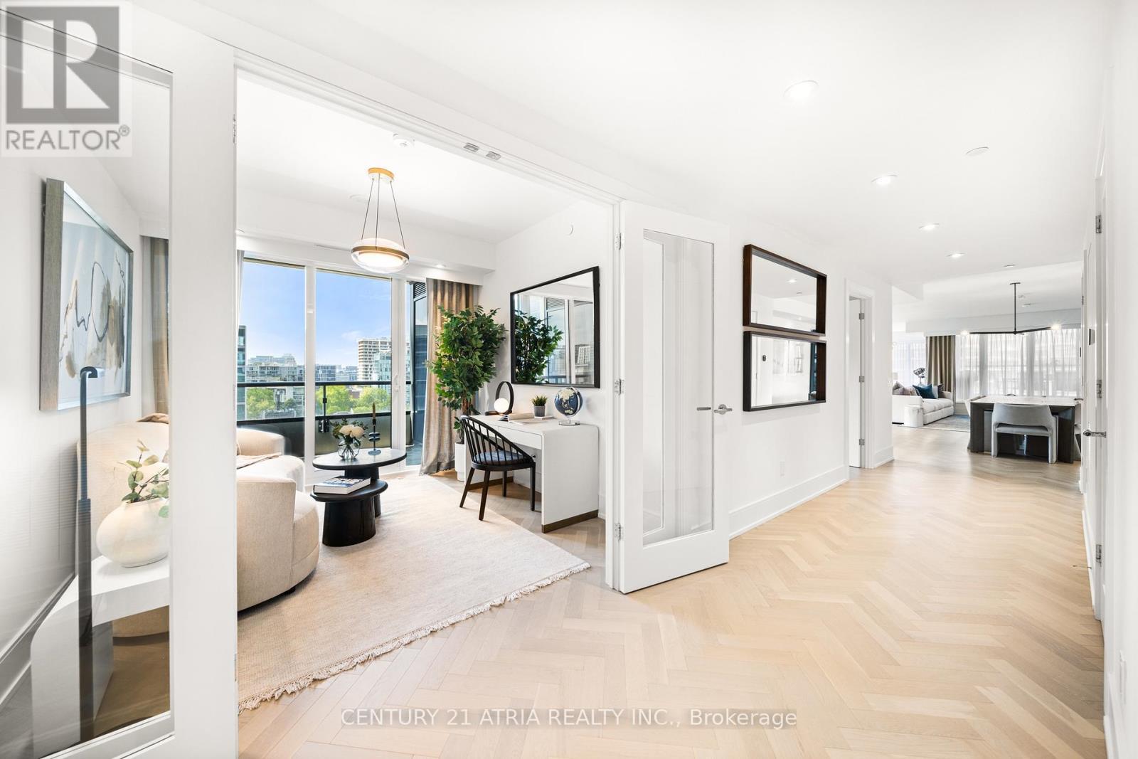 810 - 455 Wellington Street W, Toronto, ON - Indoor Photo Showing Other Room