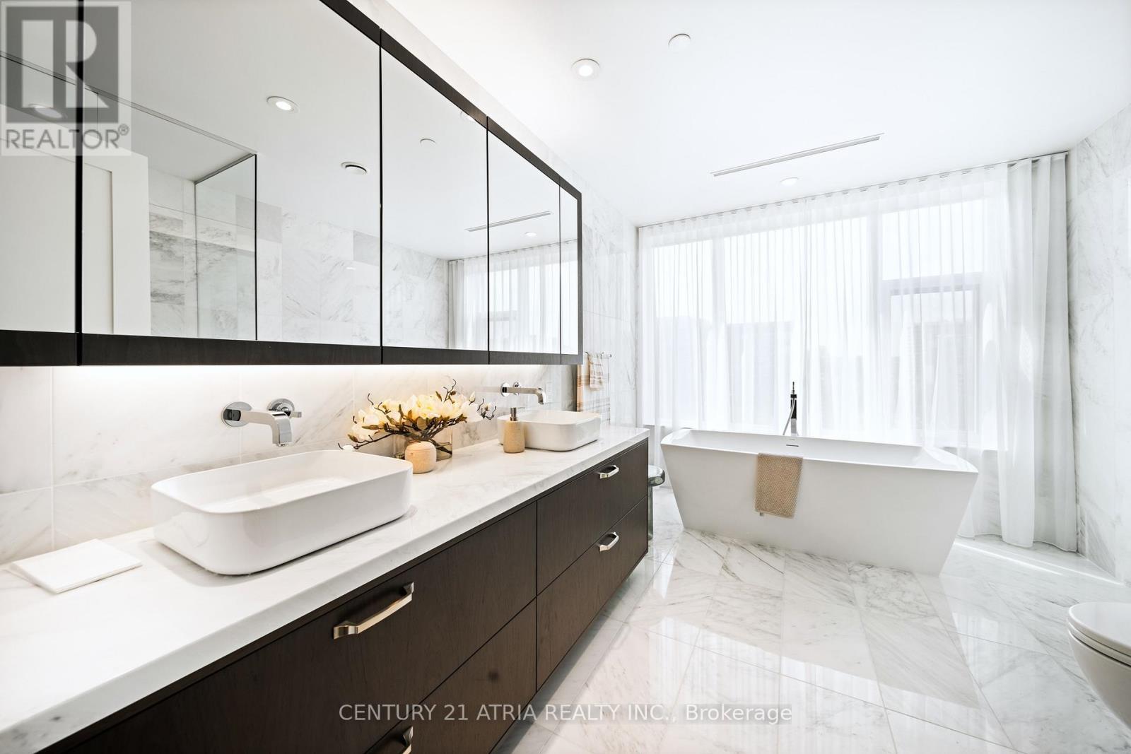 810 - 455 Wellington Street W, Toronto, ON - Indoor Photo Showing Bathroom
