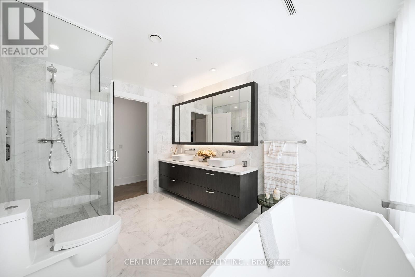 810 - 455 Wellington Street W, Toronto, ON - Indoor Photo Showing Bathroom