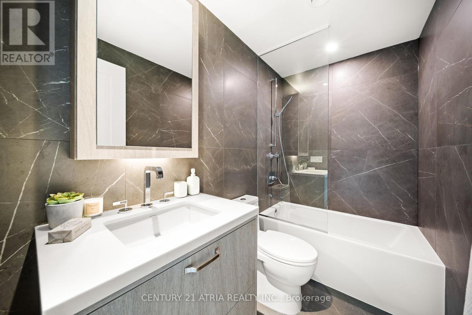 810 - 455 Wellington Street W, Toronto, ON - Indoor Photo Showing Bathroom