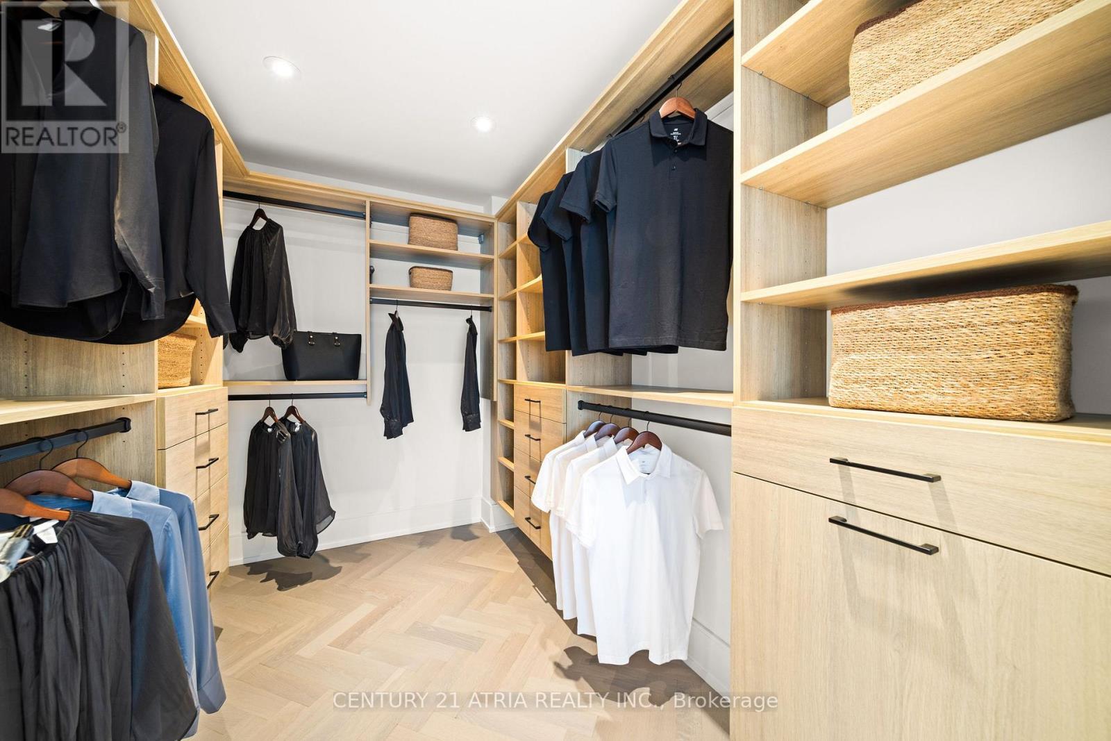 810 - 455 Wellington Street W, Toronto, ON - Indoor With Storage