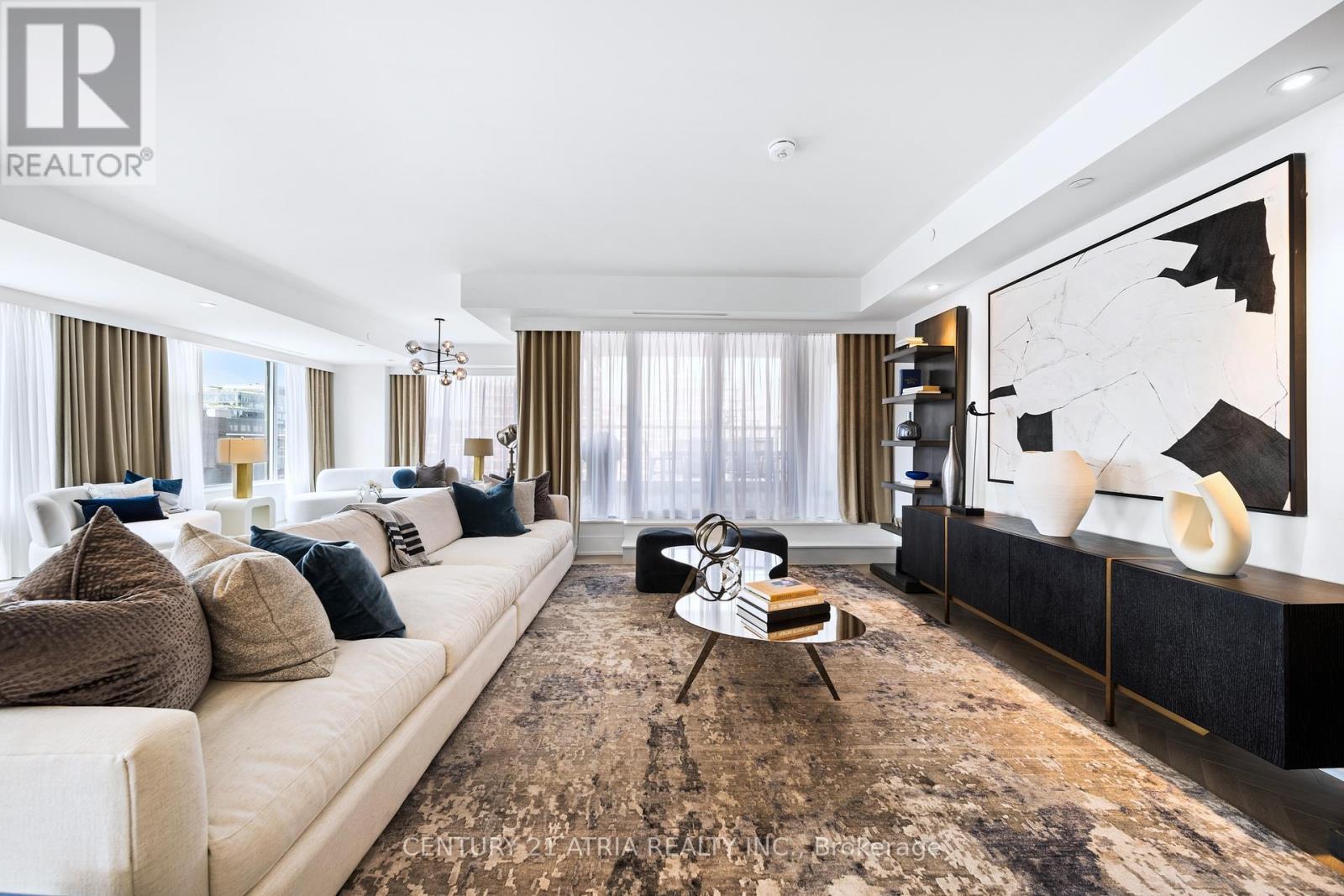 810 - 455 Wellington Street W, Toronto, ON - Indoor Photo Showing Living Room