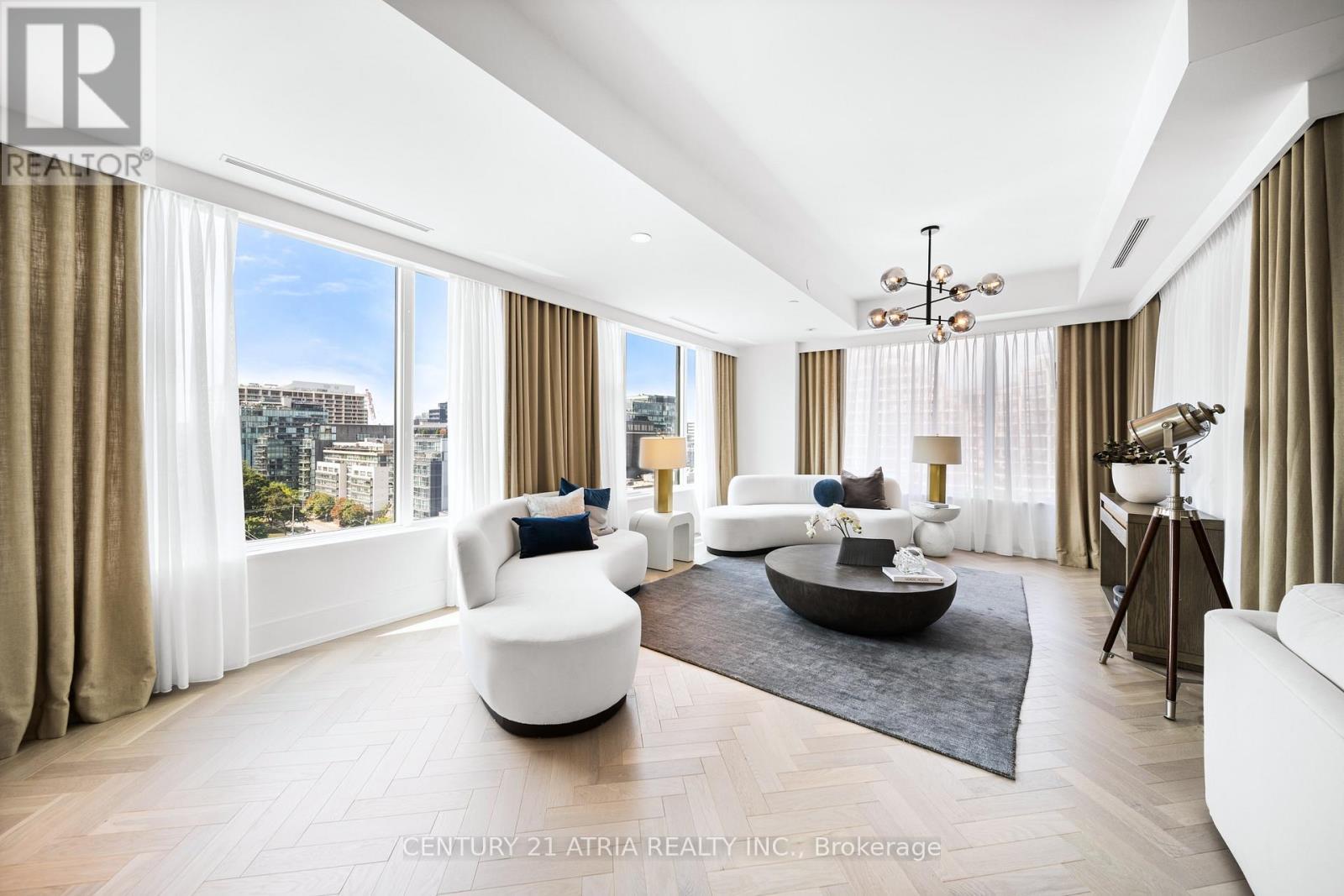 810 - 455 Wellington Street W, Toronto, ON - Indoor Photo Showing Living Room