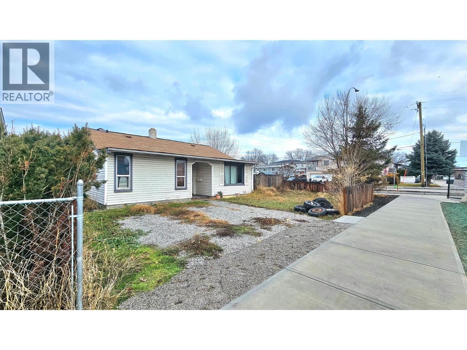 Front driveway - 894 Morrison Avenue, Kelowna, BC - Outdoor