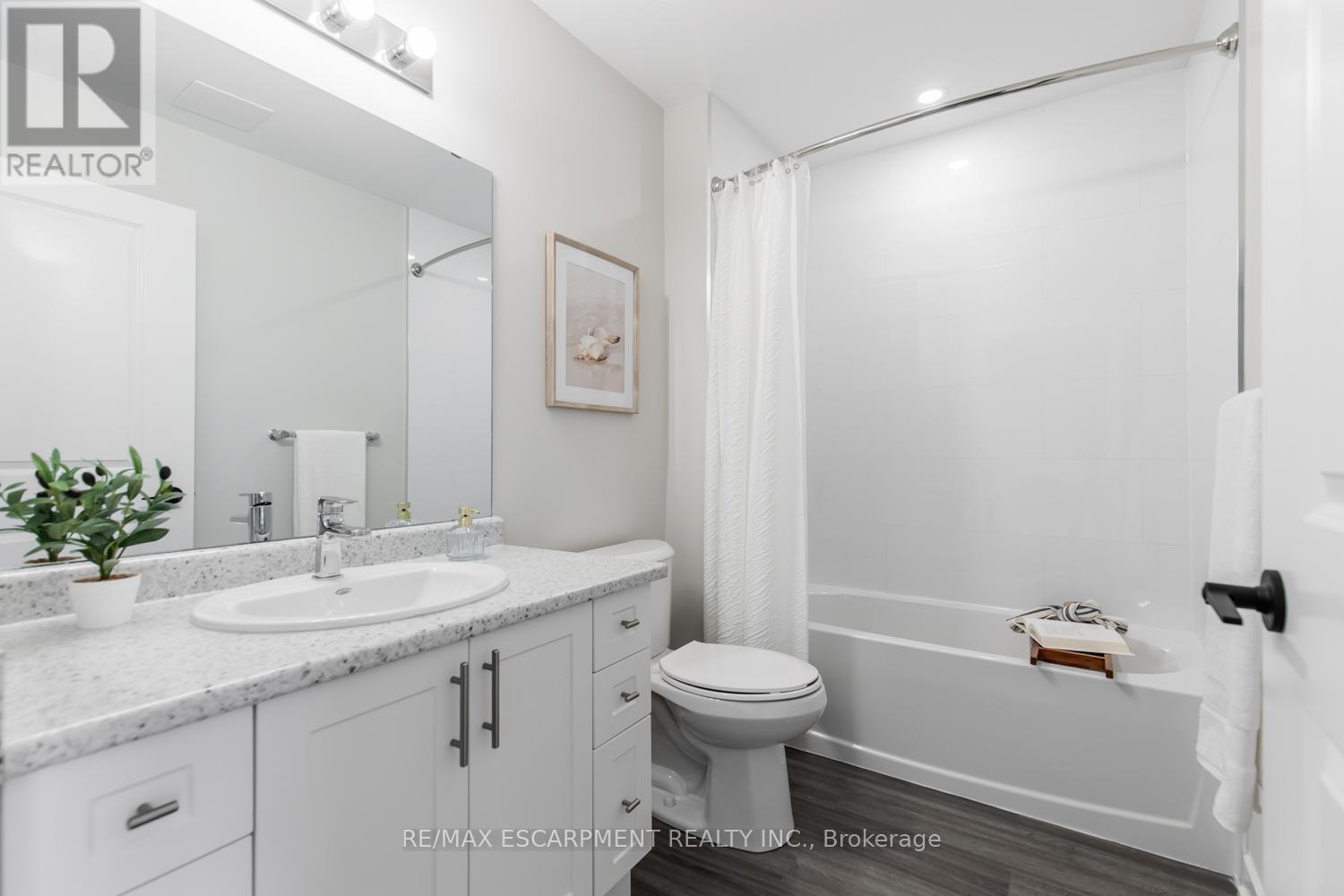 1106 - 870 Queenston Road, Hamilton, ON - Indoor Photo Showing Bathroom