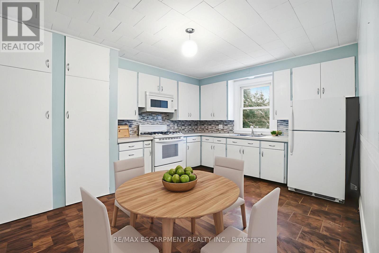 10 Duncan Street E, Huntsville, ON - Indoor