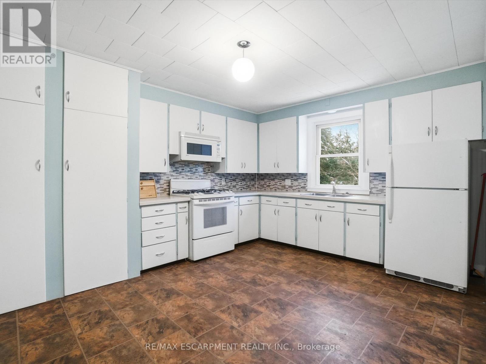 10 Duncan Street E, Huntsville, ON - Indoor Photo Showing Kitchen