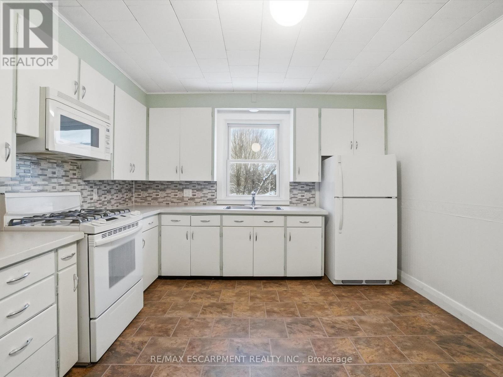 10 Duncan Street E, Huntsville, ON - Indoor Photo Showing Kitchen With Double Sink