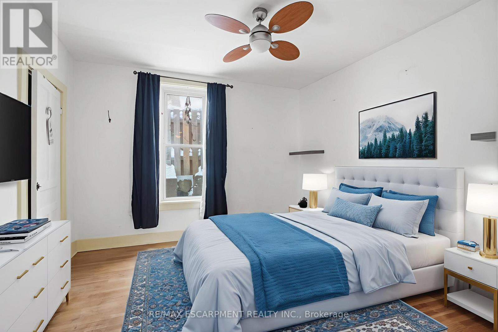 10 Duncan Street E, Huntsville, ON - Indoor Photo Showing Bedroom