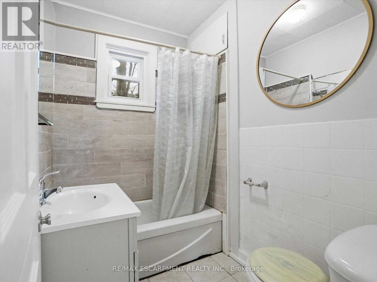 10 Duncan Street E, Huntsville, ON - Indoor Photo Showing Bathroom