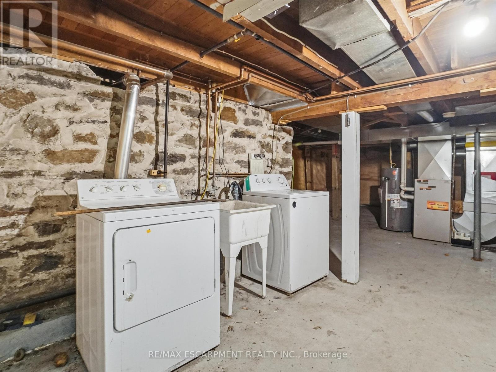 10 Duncan Street E, Huntsville, ON - Indoor Photo Showing Laundry Room