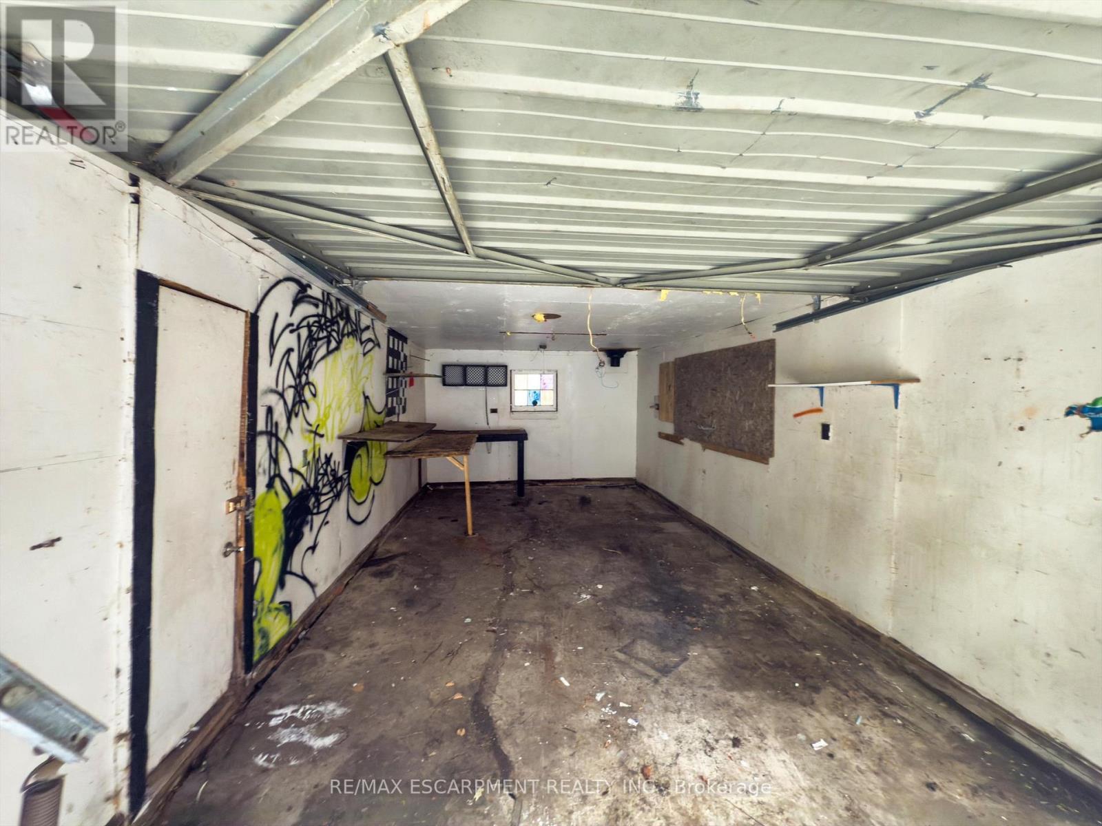 10 Duncan Street E, Huntsville, ON - Indoor Photo Showing Garage