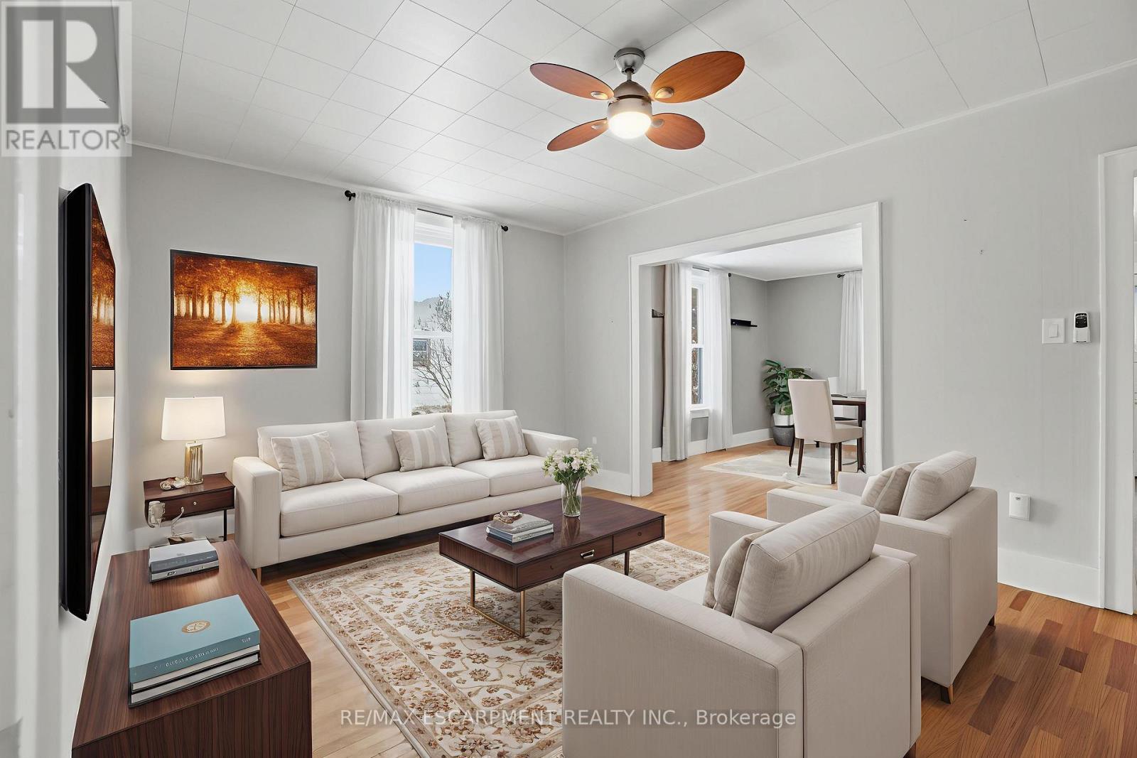 10 Duncan Street E, Huntsville, ON - Indoor Photo Showing Living Room