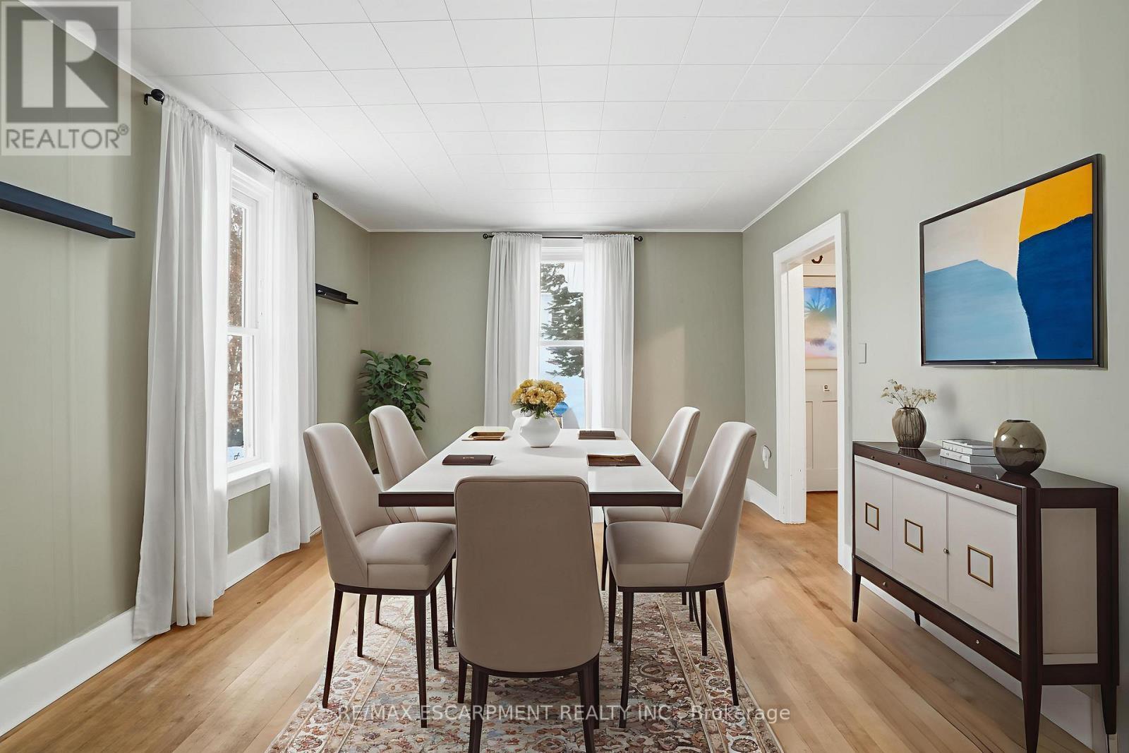 10 Duncan Street E, Huntsville, ON - Indoor Photo Showing Dining Room