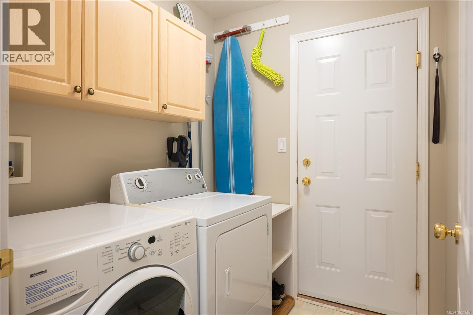 5027 Tiffany Pl, Nanaimo, BC - Indoor Photo Showing Laundry Room