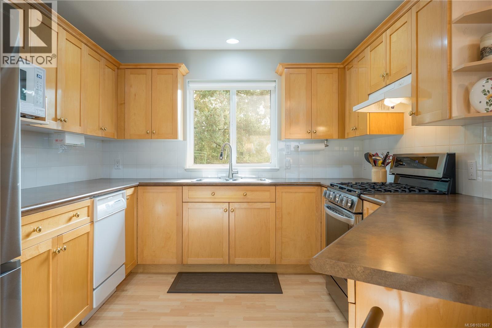 5027 Tiffany Pl, Nanaimo, BC - Indoor Photo Showing Kitchen