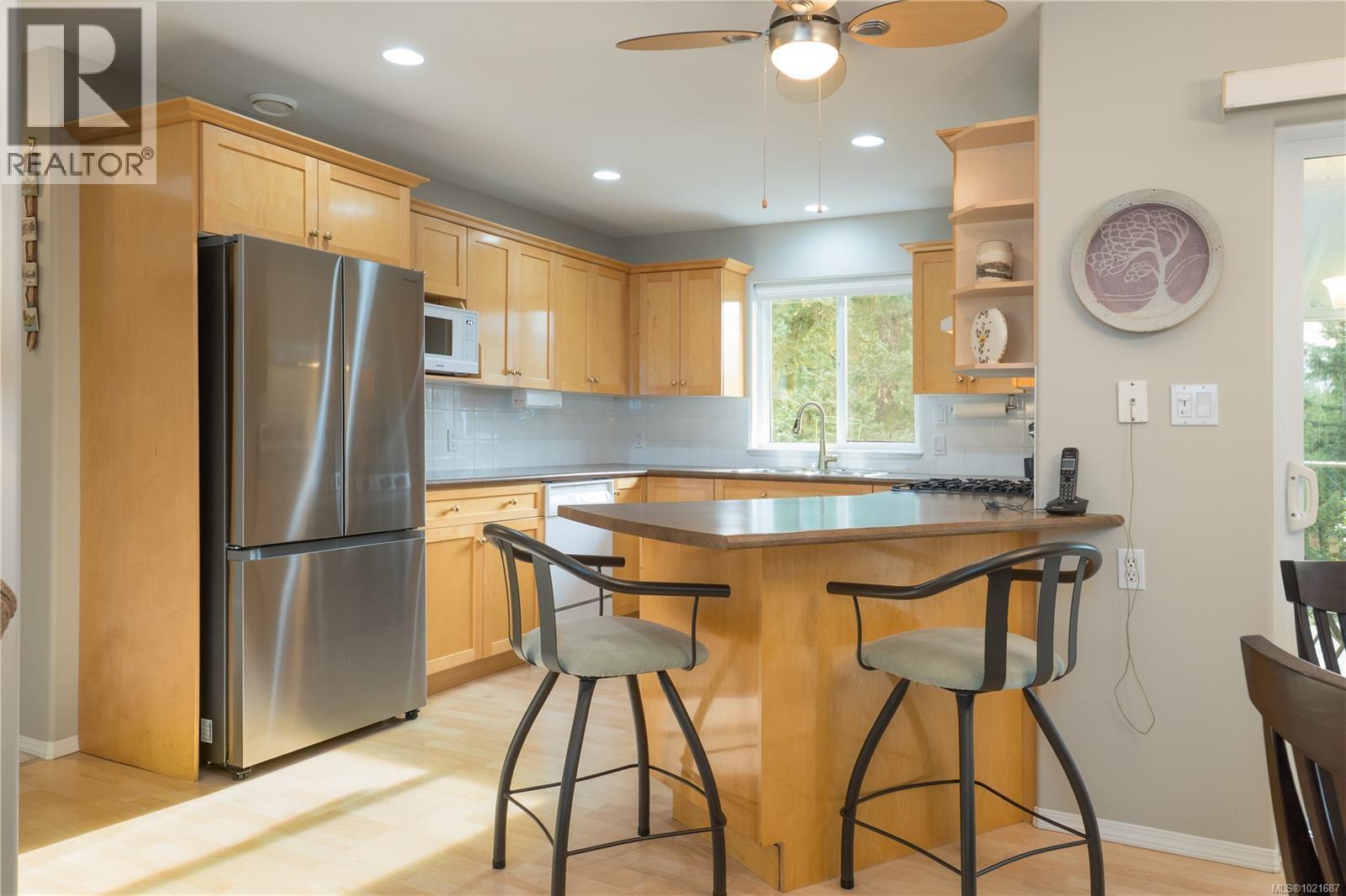 5027 Tiffany Pl, Nanaimo, BC - Indoor Photo Showing Kitchen