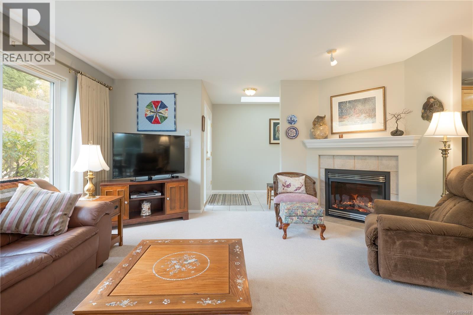 5027 Tiffany Pl, Nanaimo, BC - Indoor Photo Showing Living Room With Fireplace