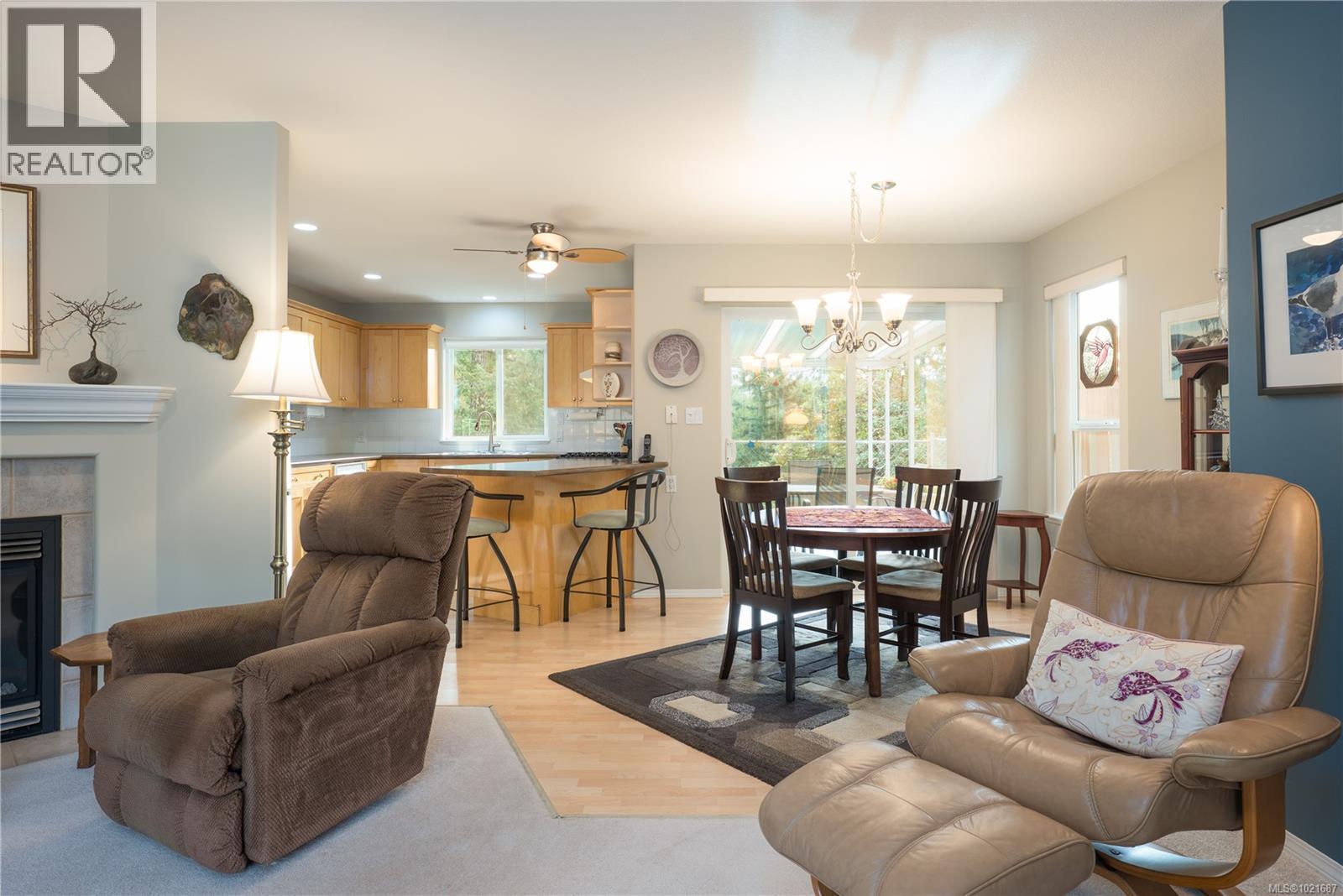 5027 Tiffany Pl, Nanaimo, BC - Indoor With Fireplace