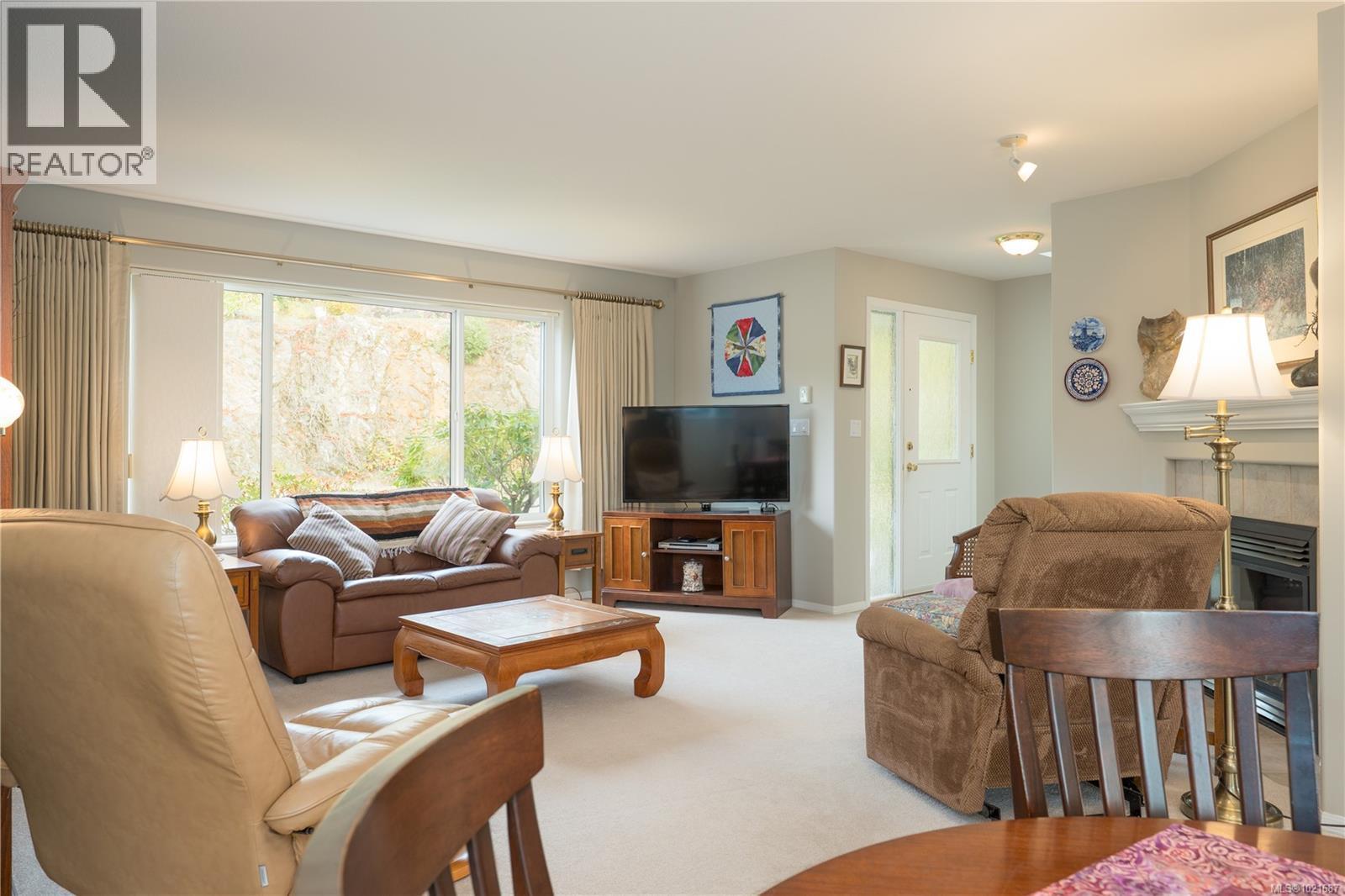 5027 Tiffany Pl, Nanaimo, BC - Indoor Photo Showing Living Room With Fireplace