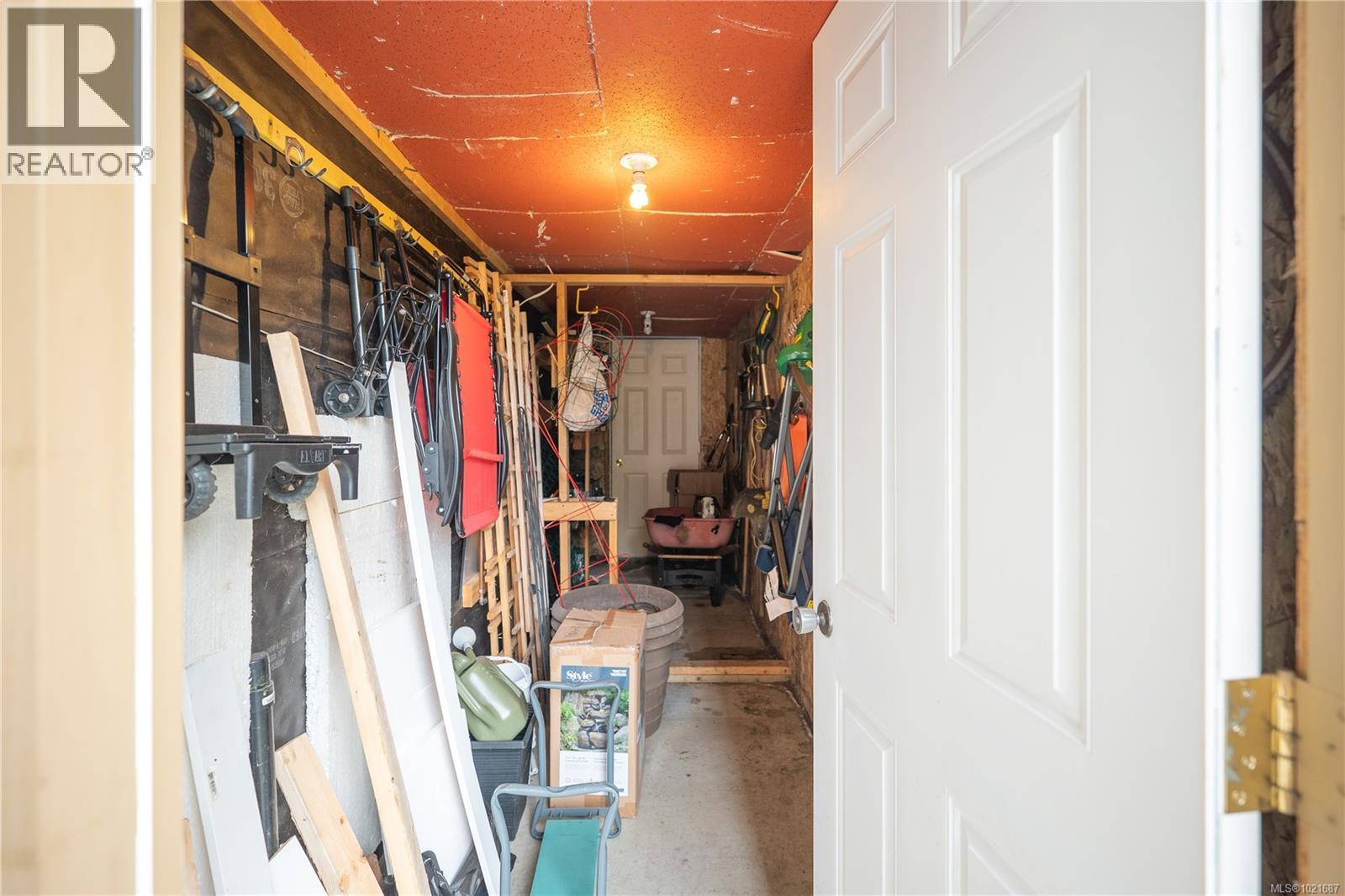 5027 Tiffany Pl, Nanaimo, BC - Indoor With Storage