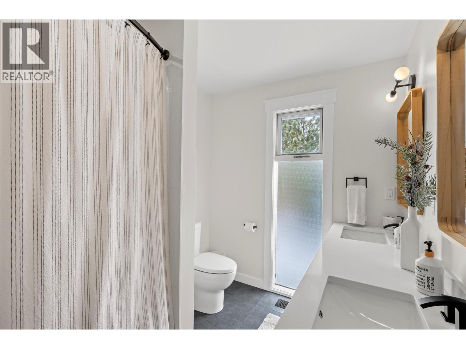 2010 High Country Boulevard, Kamloops, BC - Indoor Photo Showing Bathroom