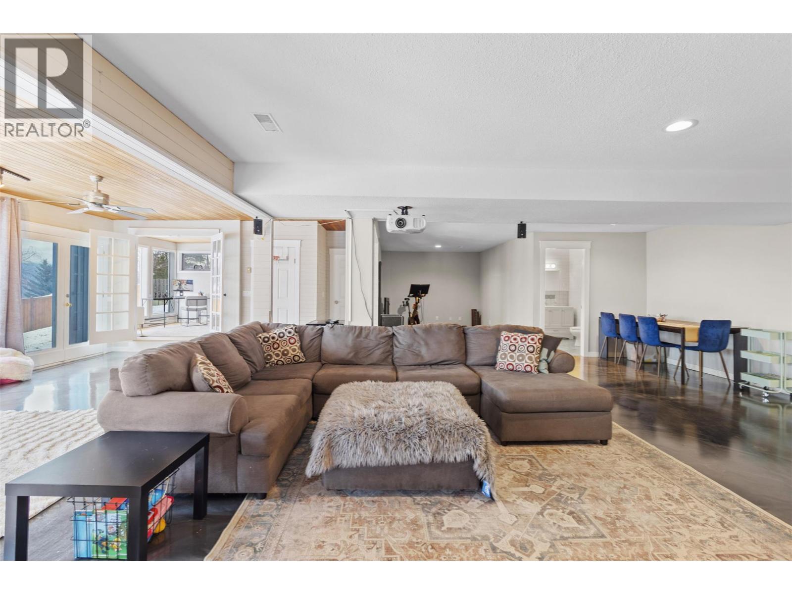 2010 High Country Boulevard, Kamloops, BC - Indoor Photo Showing Living Room