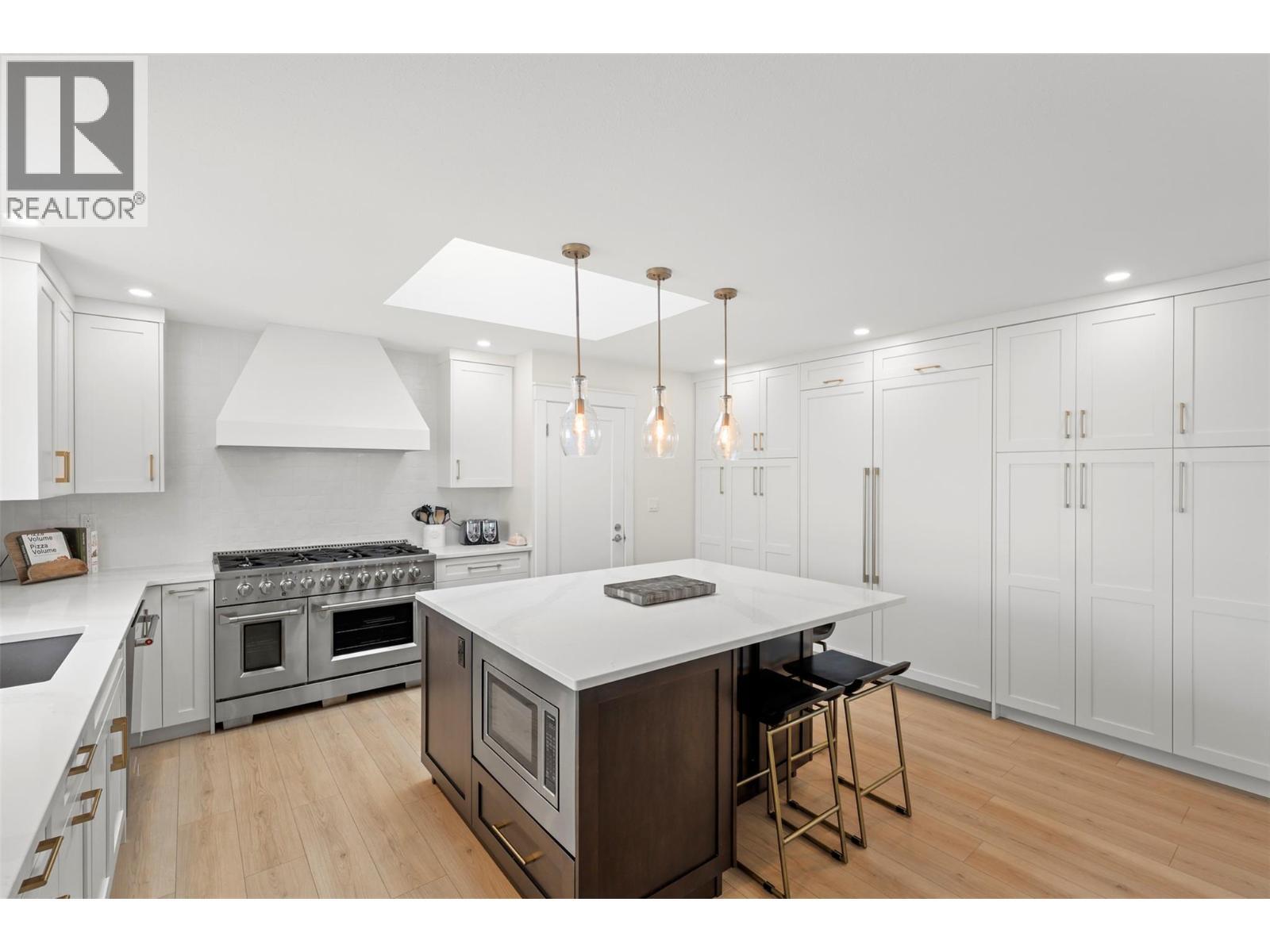 2010 High Country Boulevard, Kamloops, BC - Indoor Photo Showing Kitchen With Upgraded Kitchen