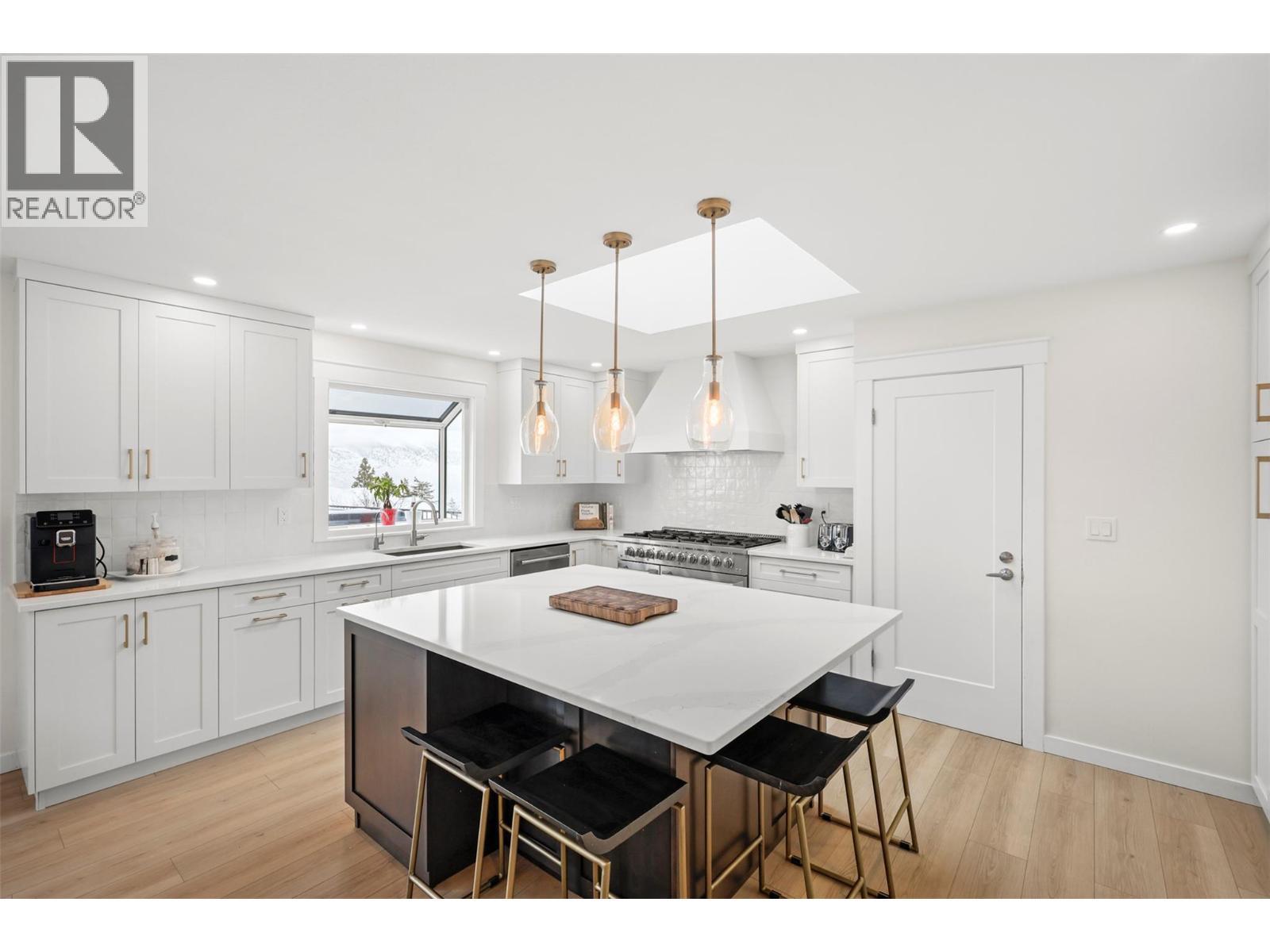 2010 High Country Boulevard, Kamloops, BC - Indoor Photo Showing Kitchen With Upgraded Kitchen