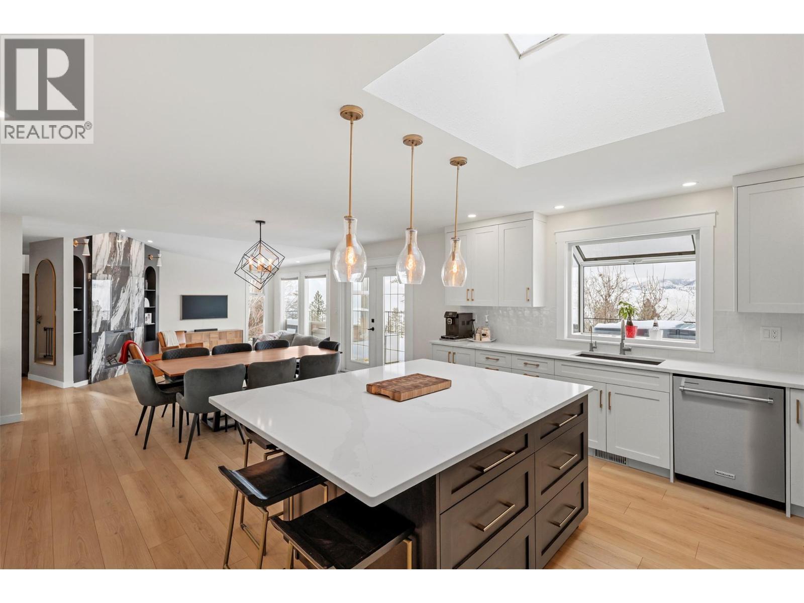 2010 High Country Boulevard, Kamloops, BC - Indoor Photo Showing Kitchen With Upgraded Kitchen