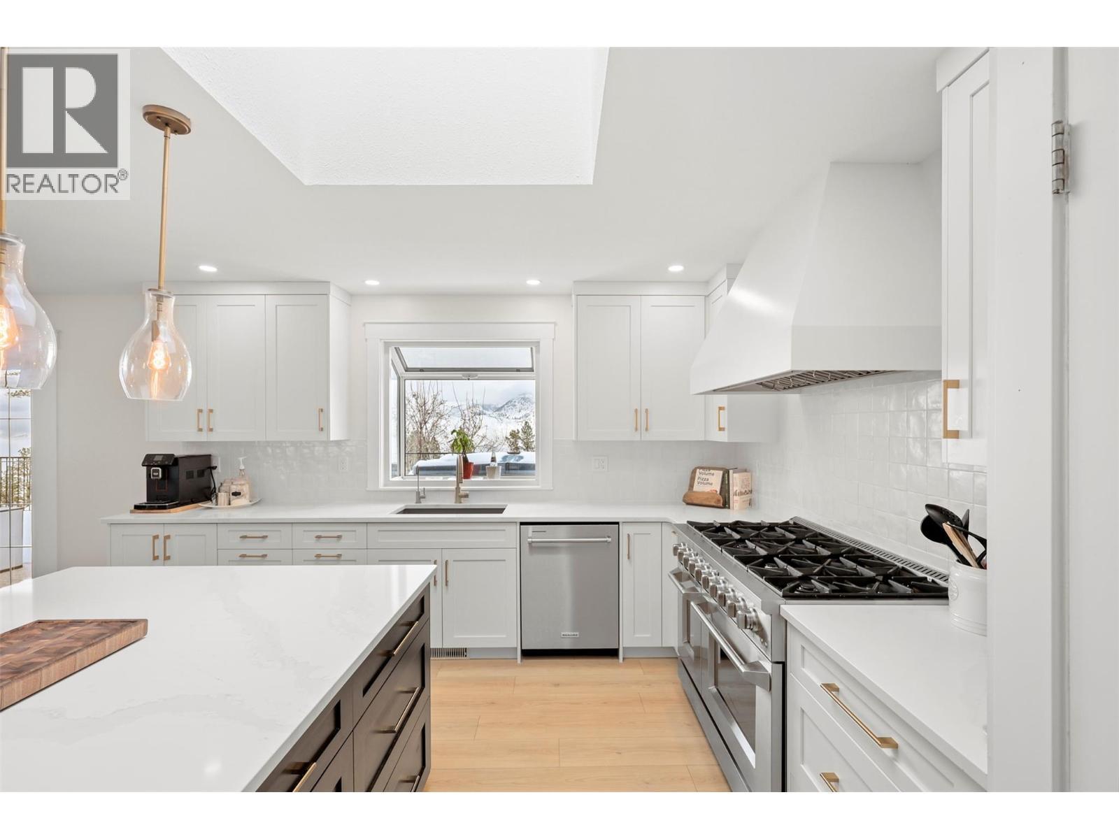 2010 High Country Boulevard, Kamloops, BC - Indoor Photo Showing Kitchen With Upgraded Kitchen