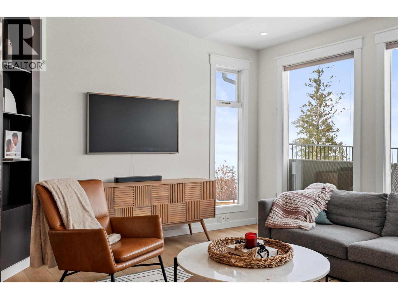 2010 High Country Boulevard, Kamloops, BC - Indoor Photo Showing Living Room