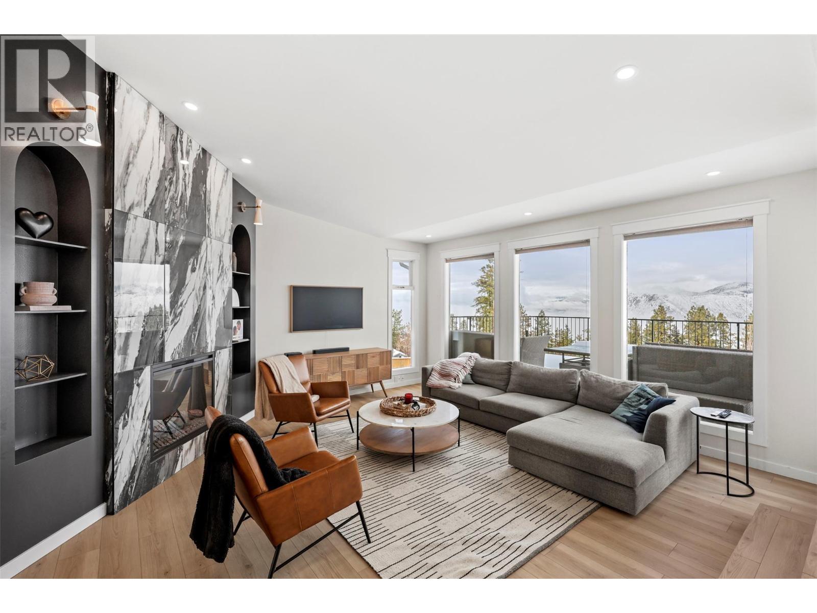 2010 High Country Boulevard, Kamloops, BC - Indoor Photo Showing Living Room