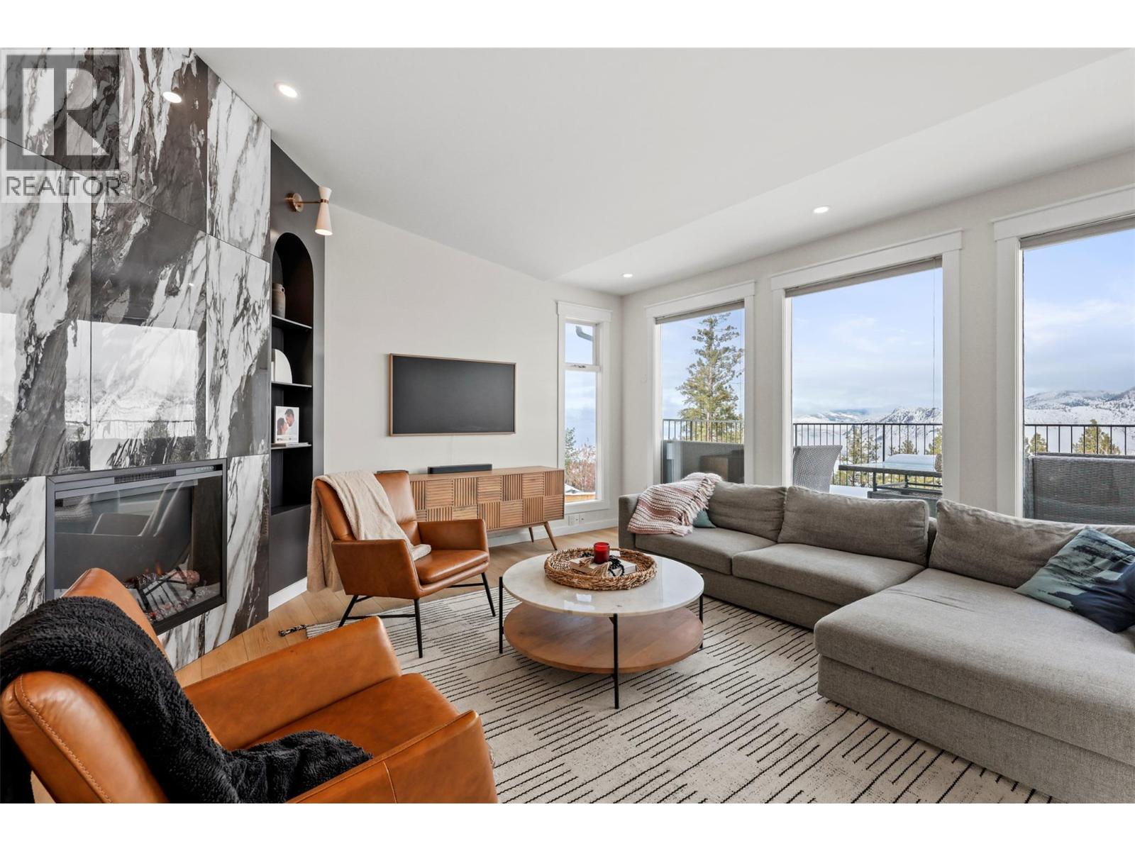 2010 High Country Boulevard, Kamloops, BC - Indoor Photo Showing Living Room