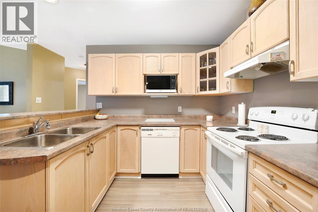 1233 St. Paul Avenue, Windsor, ON - Indoor Photo Showing Kitchen With Double Sink