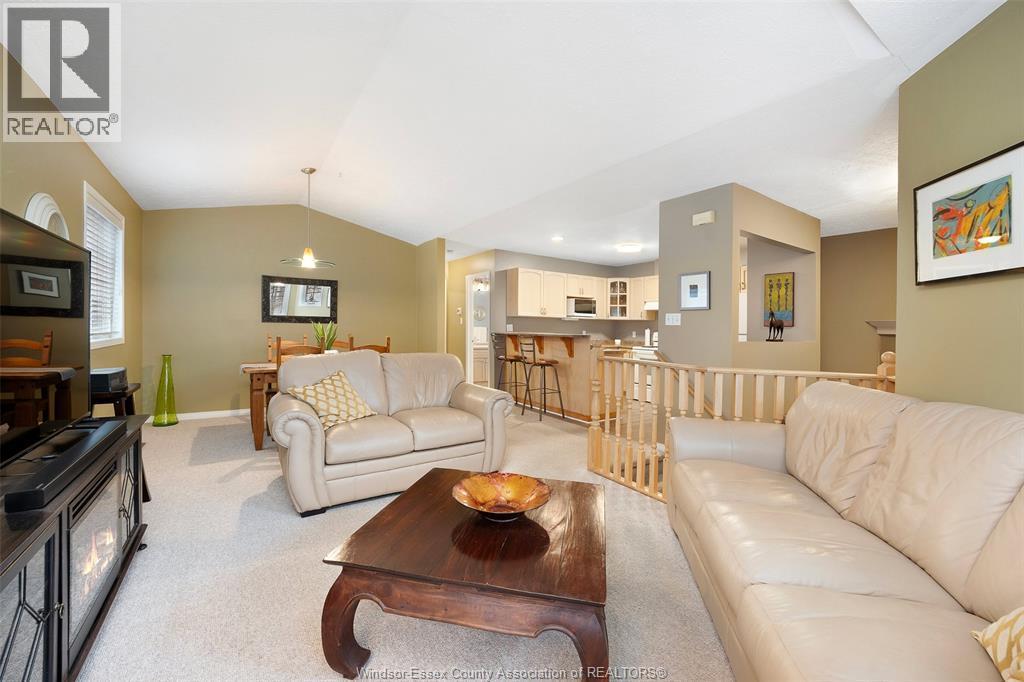 1233 St. Paul Avenue, Windsor, ON - Indoor Photo Showing Living Room