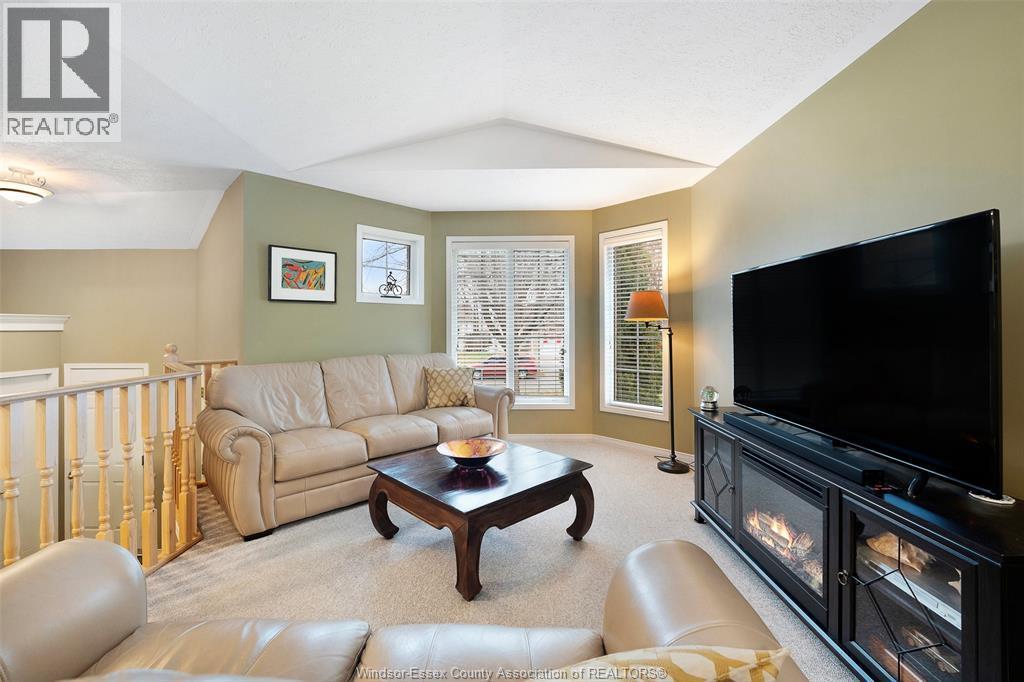 1233 St. Paul Avenue, Windsor, ON - Indoor Photo Showing Living Room