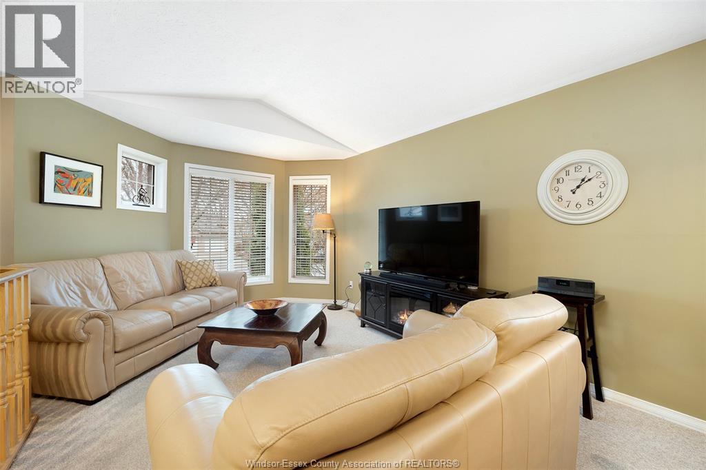 1233 St. Paul Avenue, Windsor, ON - Indoor Photo Showing Living Room