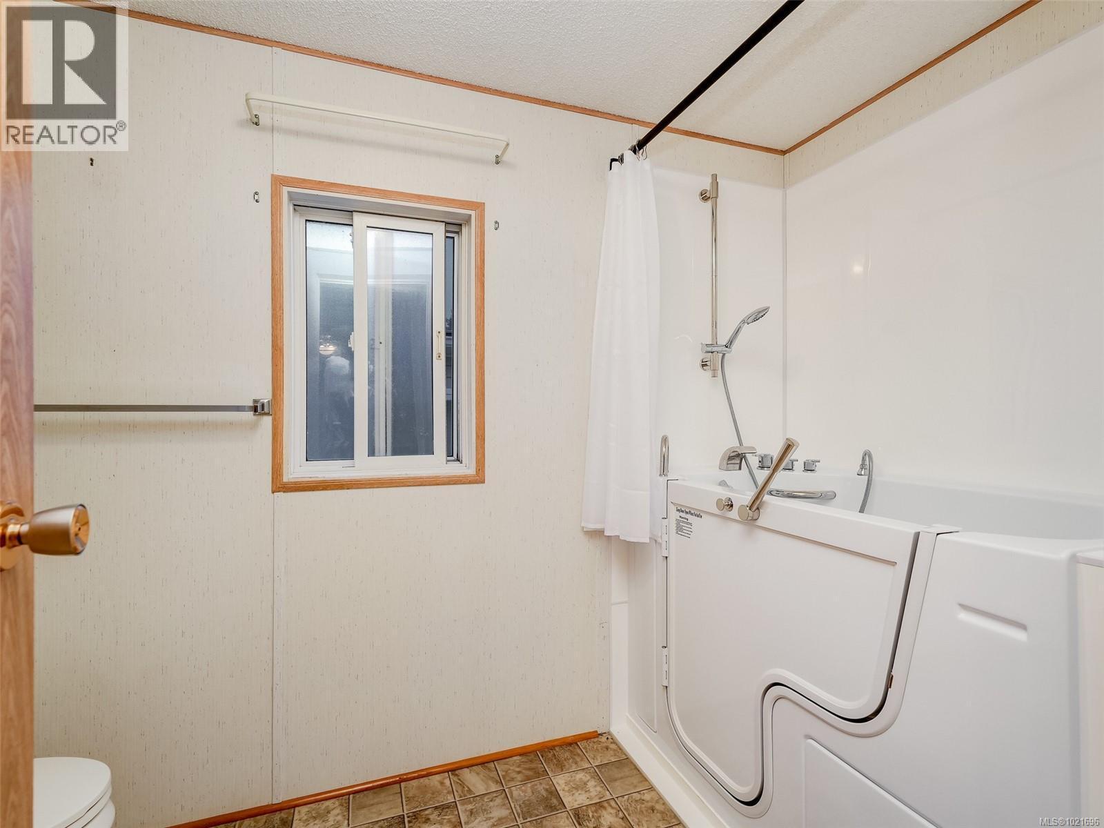 WALK-IN TUB/SHOWER - 2694 Mathew Pl, Malahat, BC