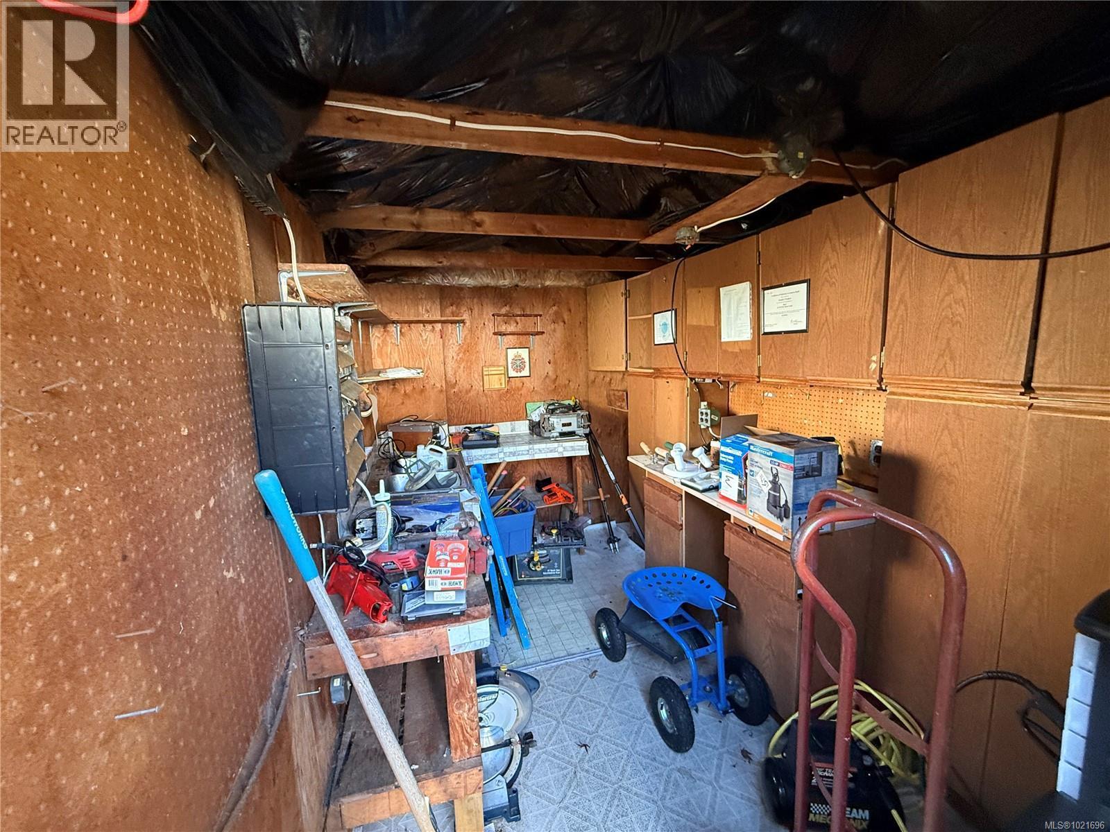 INSIDE 101 WIRED WORKSHOP - 2694 Mathew Pl, Malahat, BC