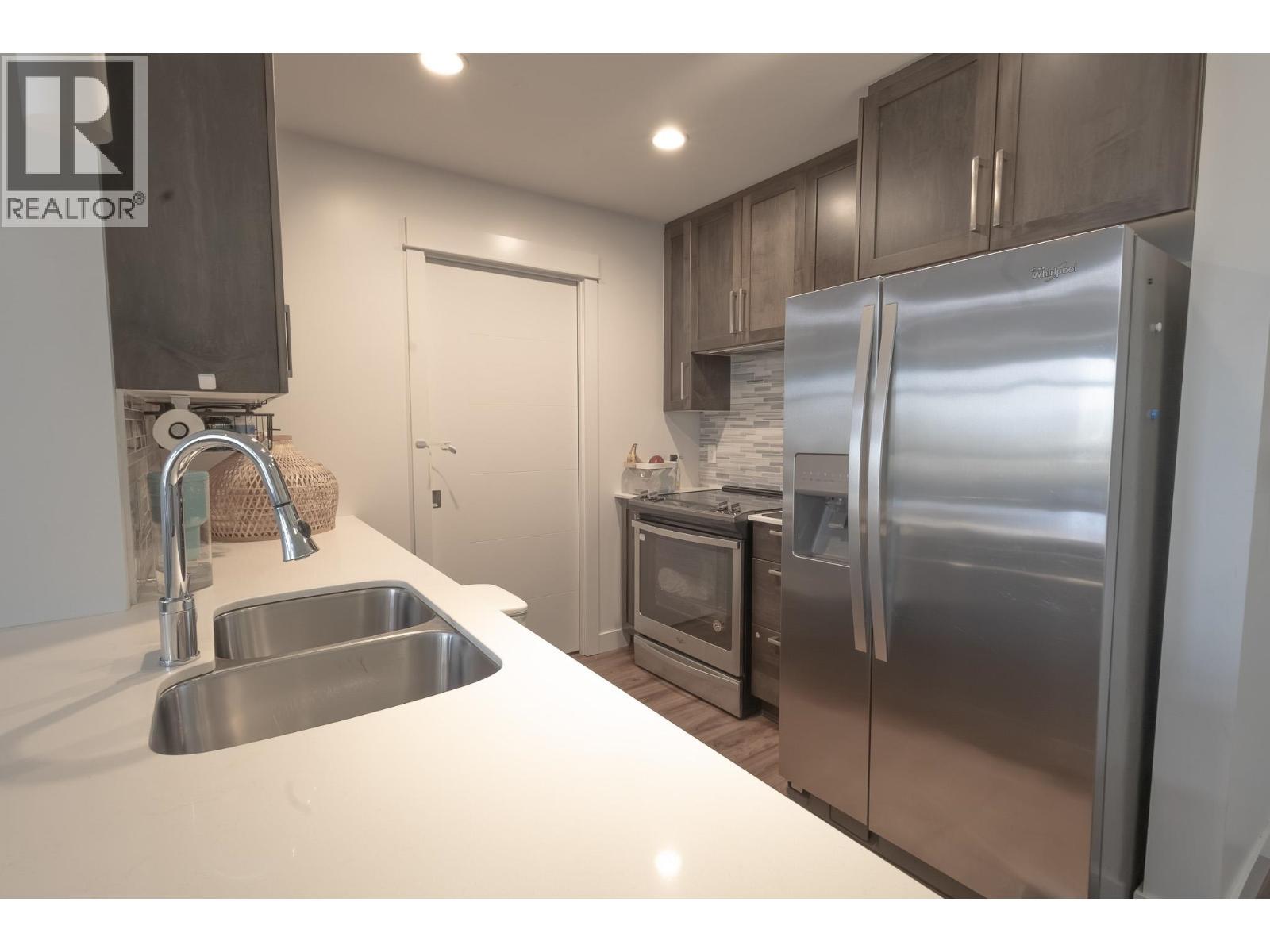 611 2465 Wilson Avenue, Port Coquitlam, BC - Indoor Photo Showing Kitchen With Double Sink