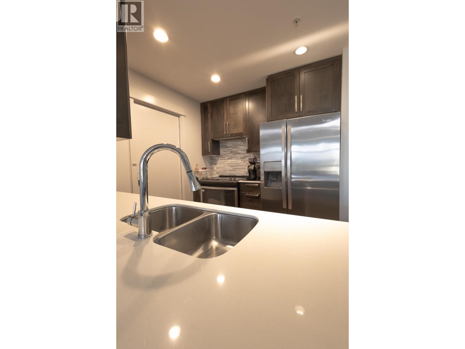 611 2465 Wilson Avenue, Port Coquitlam, BC - Indoor Photo Showing Kitchen With Double Sink With Upgraded Kitchen