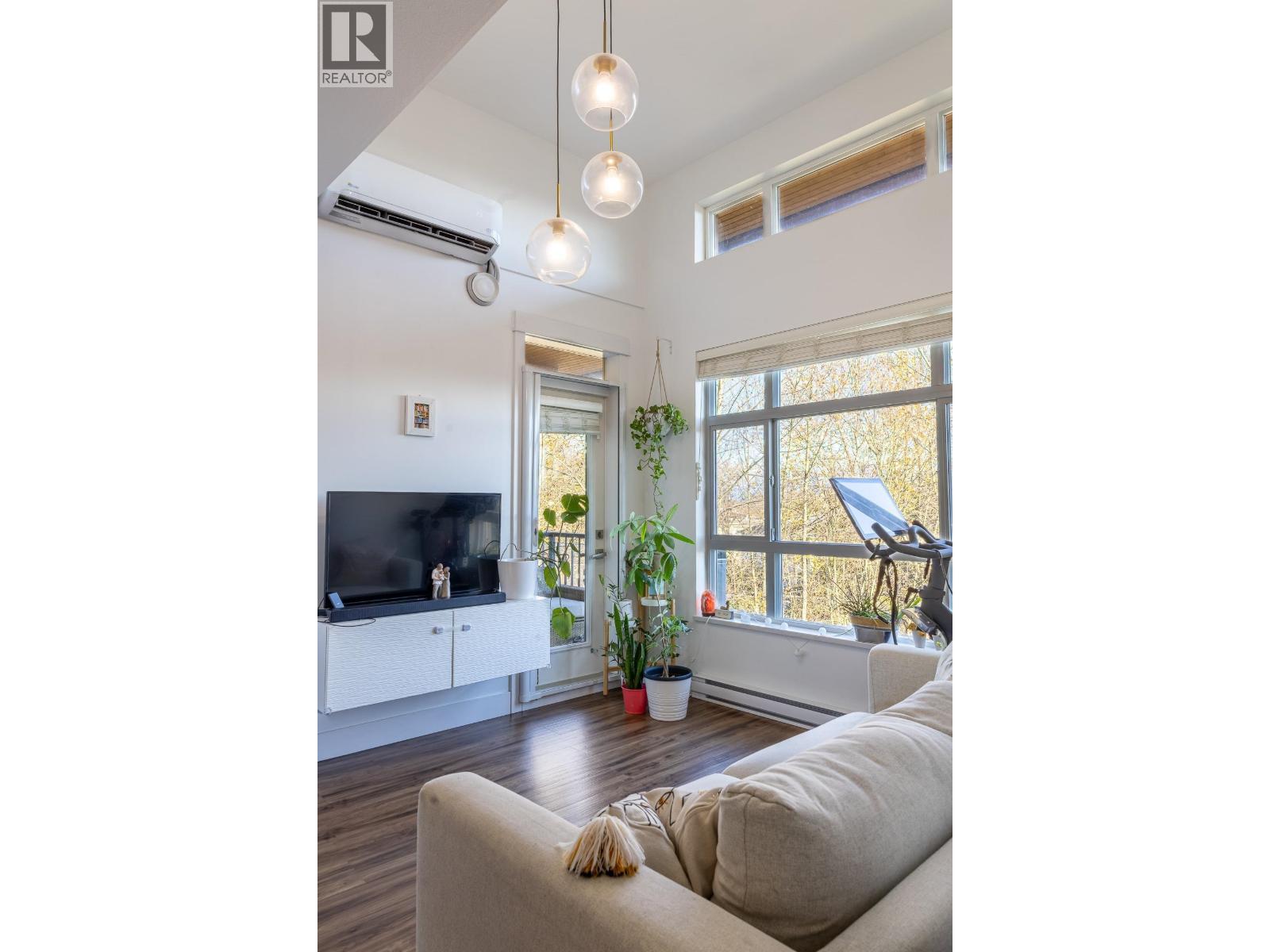 611 2465 Wilson Avenue, Port Coquitlam, BC - Indoor Photo Showing Living Room