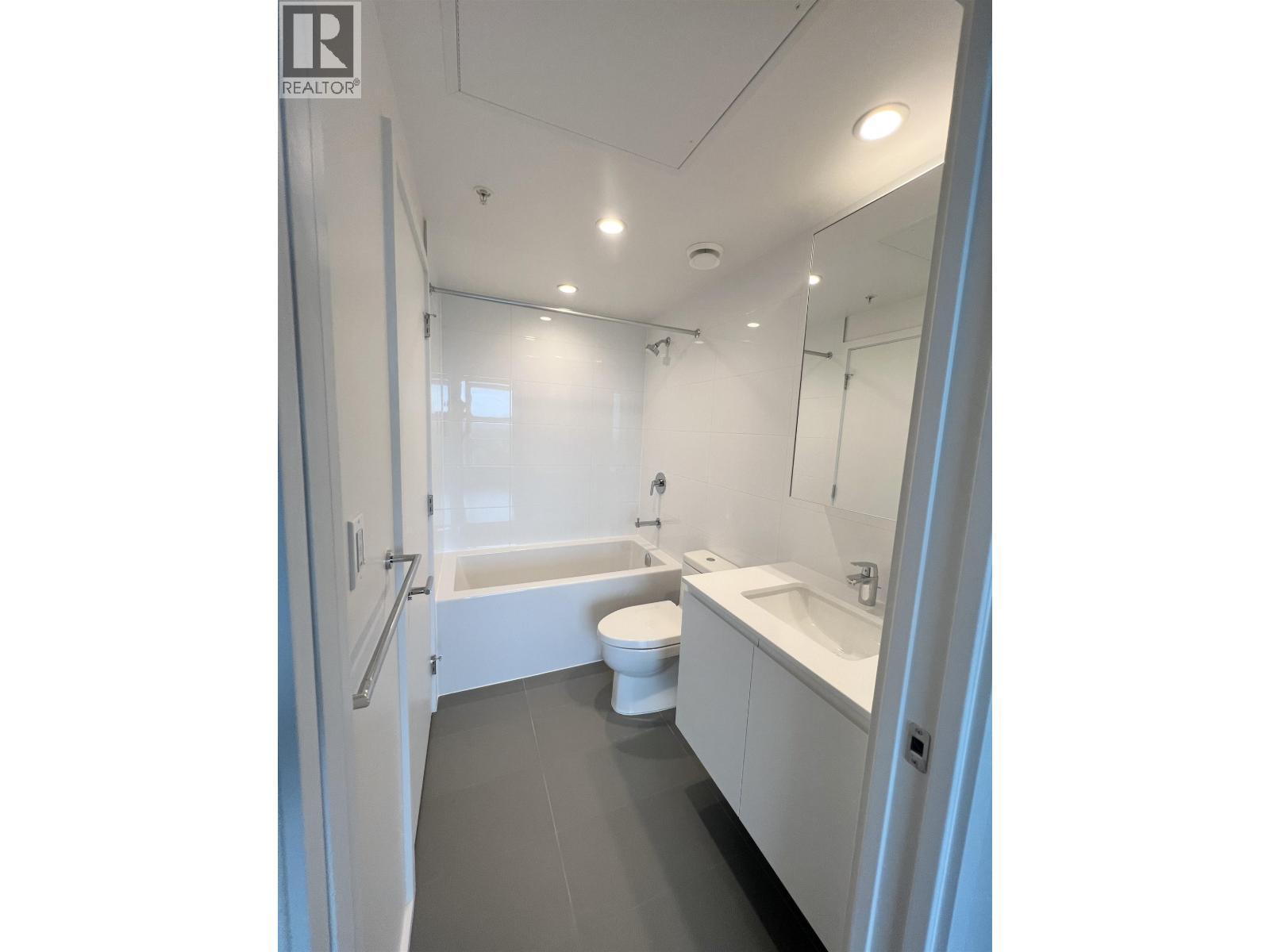 4704 3809 Evergreen Place, Burnaby, BC - Indoor Photo Showing Bathroom