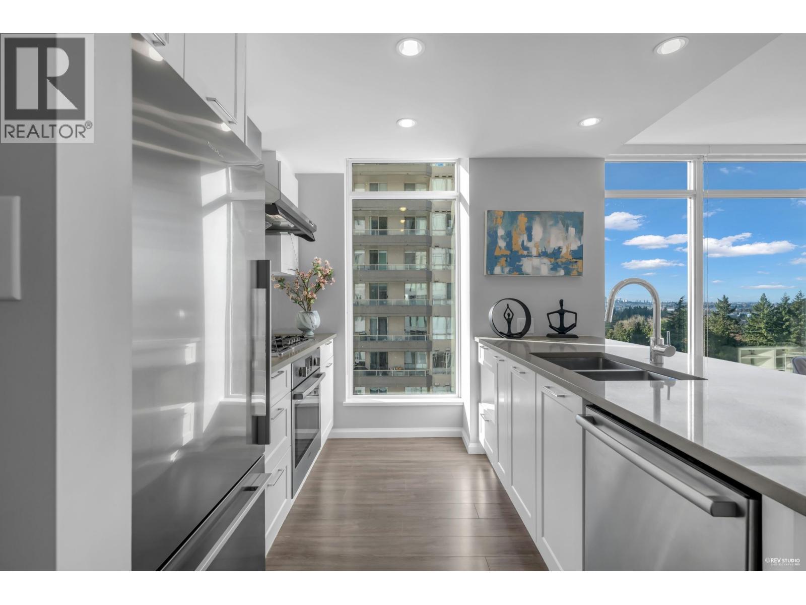1102 520 Como Lake Avenue, Coquitlam, BC - Indoor Photo Showing Kitchen With Double Sink With Upgraded Kitchen
