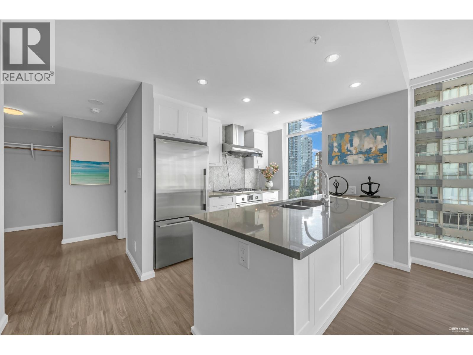 1102 520 Como Lake Avenue, Coquitlam, BC - Indoor Photo Showing Kitchen With Double Sink With Upgraded Kitchen