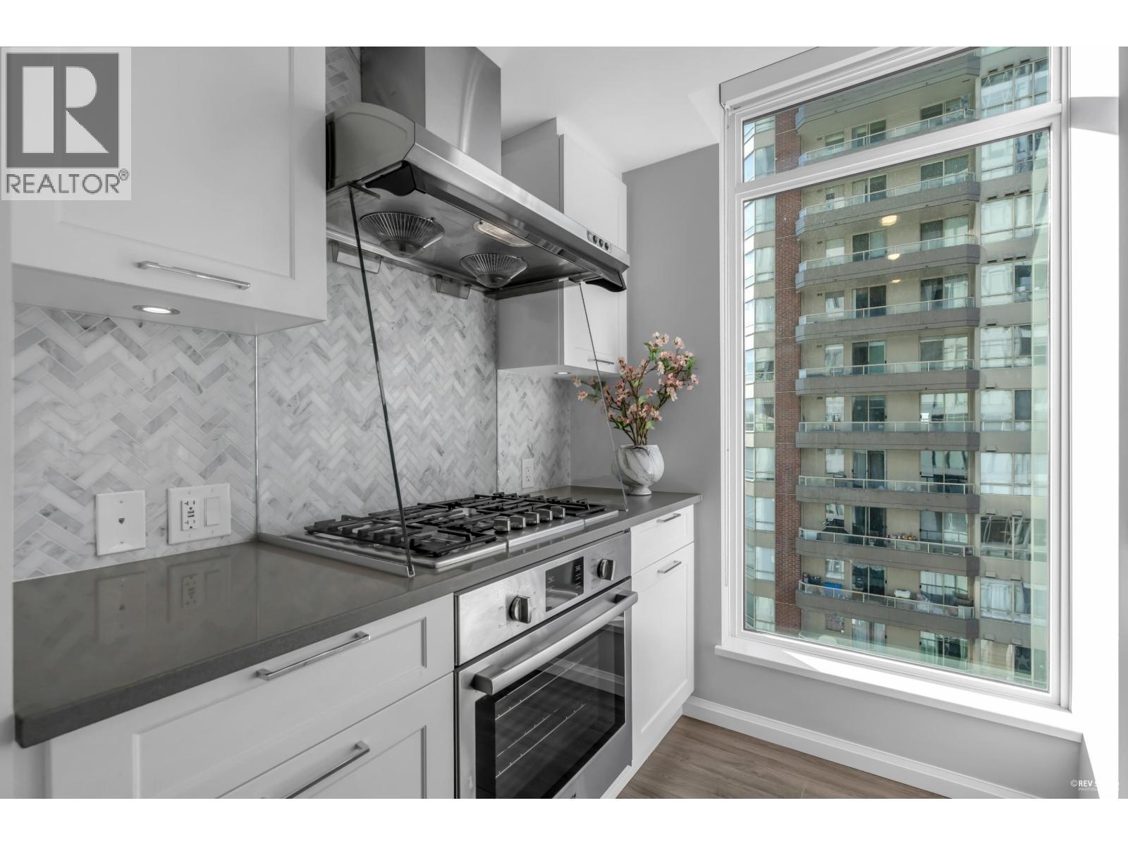 1102 520 Como Lake Avenue, Coquitlam, BC - Indoor Photo Showing Kitchen With Upgraded Kitchen