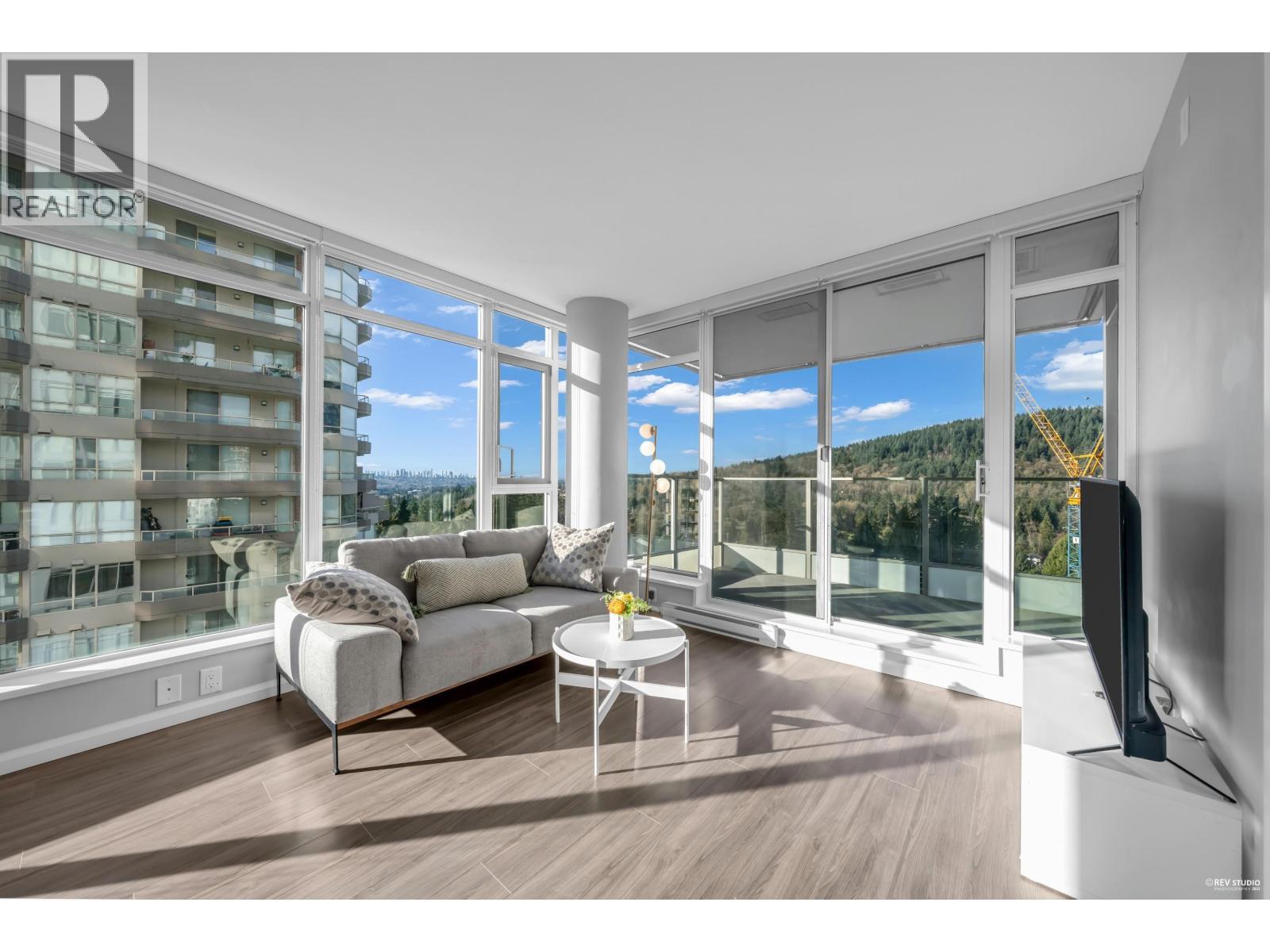 1102 520 Como Lake Avenue, Coquitlam, BC - Indoor Photo Showing Living Room