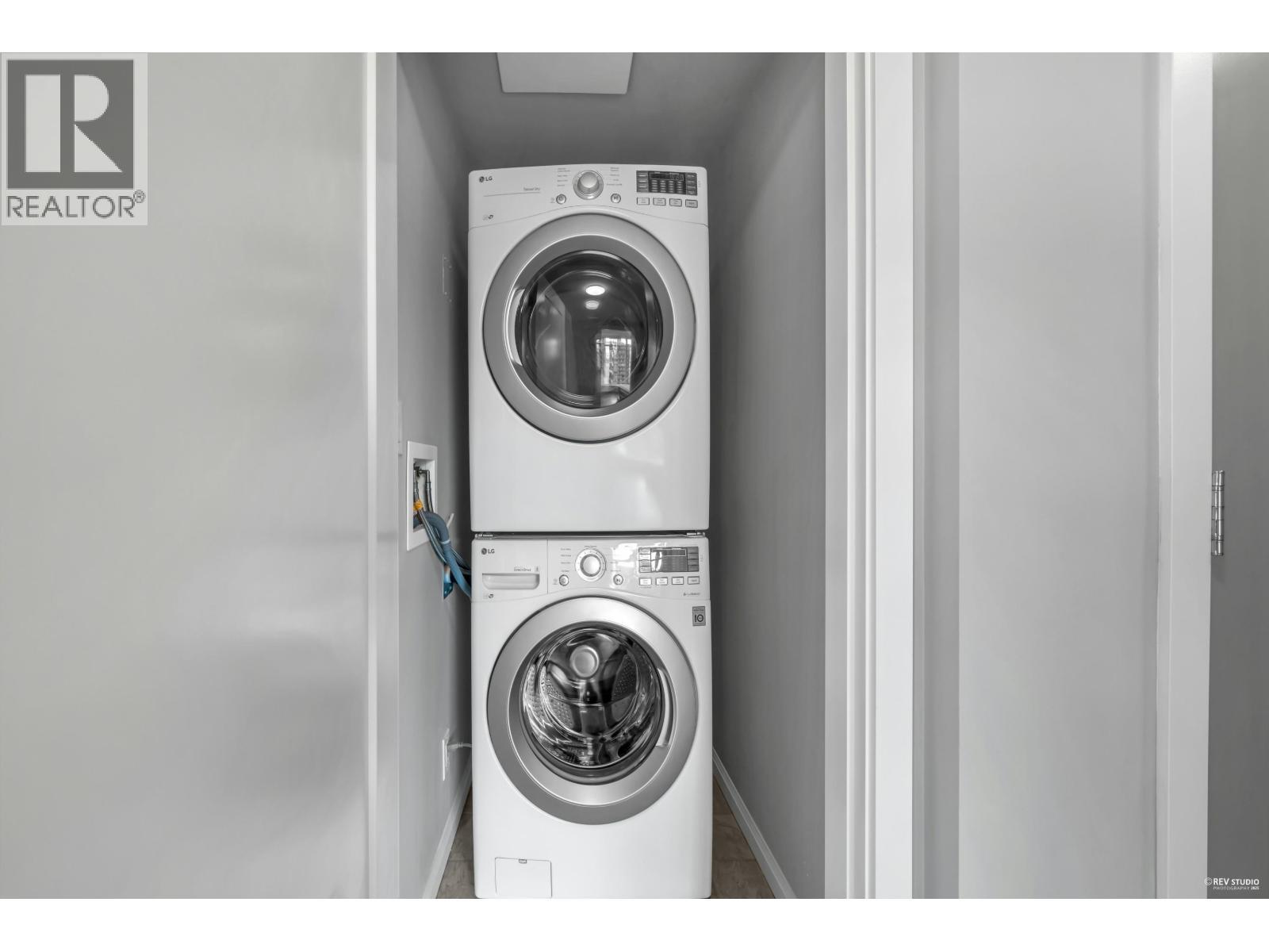 1102 520 Como Lake Avenue, Coquitlam, BC - Indoor Photo Showing Laundry Room