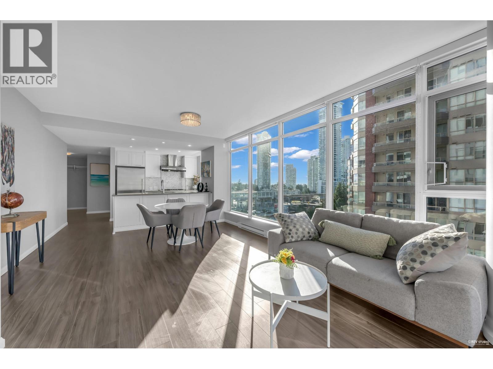 1102 520 Como Lake Avenue, Coquitlam, BC - Indoor Photo Showing Living Room